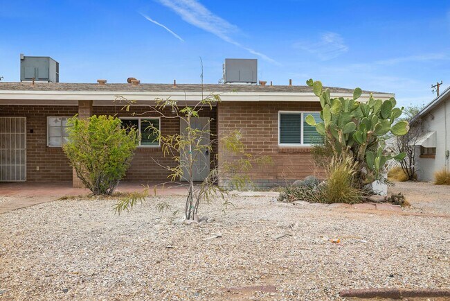 Foto del edificio - Beautiful Remodeled 3 Bedroom Duplex