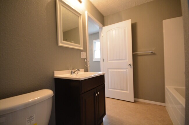 Foto del edificio - RECENTLY REMODELED  4 Bedroom, 2 Bath Home with mother in law quarters