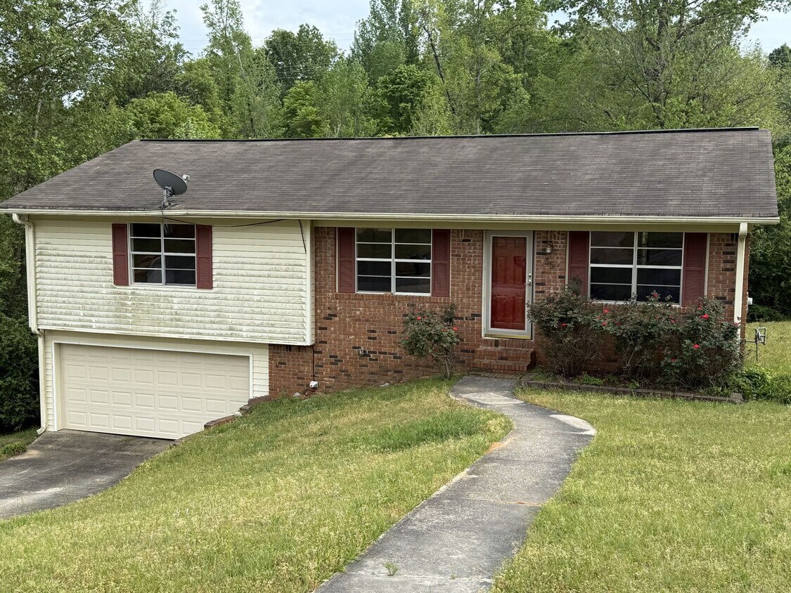 Foto principal - Nice 3 Bed 2 Bath Available Now!