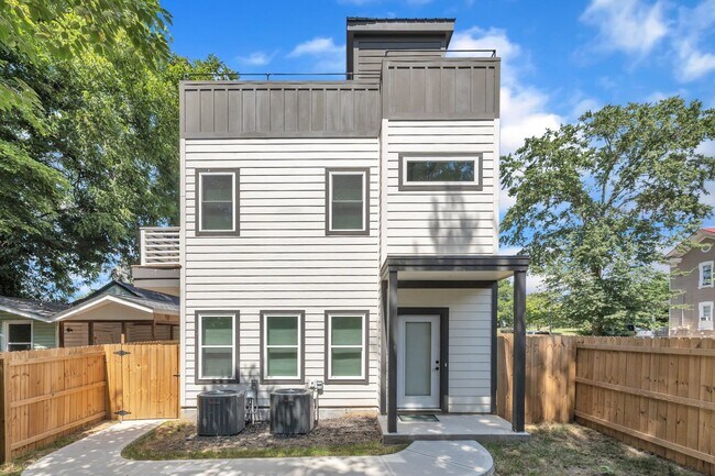 Foto del edificio - *Modern Construction Luxury Townhome - Downtown Raleigh*