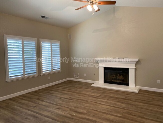 Building Photo - 2927 E Solar Ave