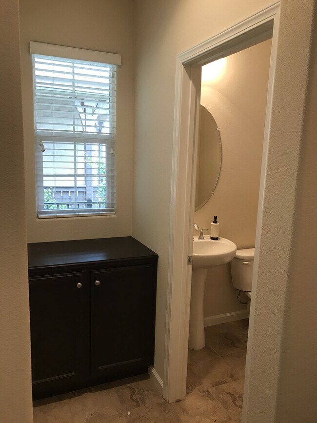 Foto del edificio - Home for Rent in Rocklin on the I-80 Corridor close to Rocklin Commons Shopping and Sierra College