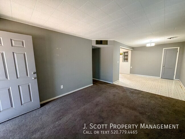 Building Photo - 2801 W Glenrosa Ave
