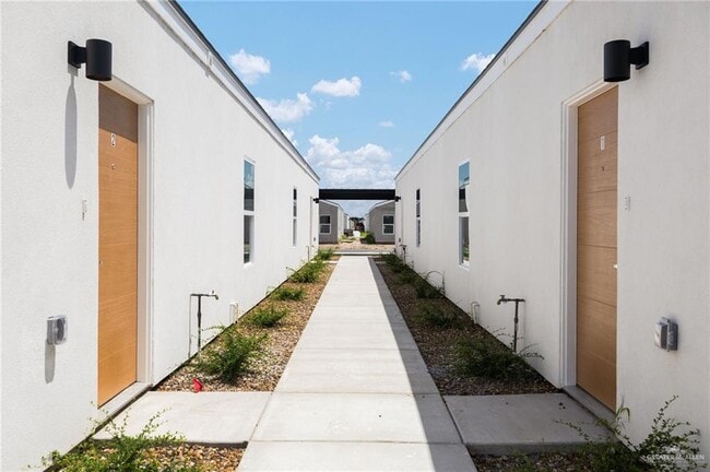 Building Photo - 2700 Mockingbird Rd