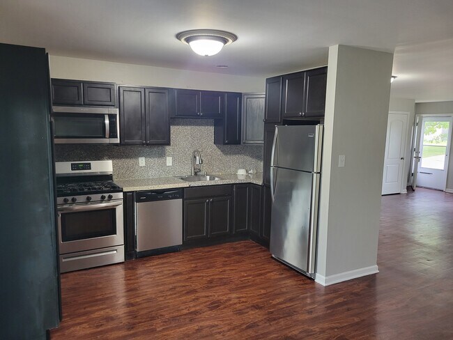 Building Photo - 3340 Stonehurst Ct
