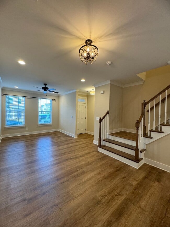 Building Photo - 2BR 2.5BA Townhome with Neighborhood Pool
