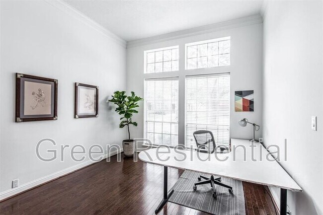 Foto del edificio - 2211 Merrill Hills Cir