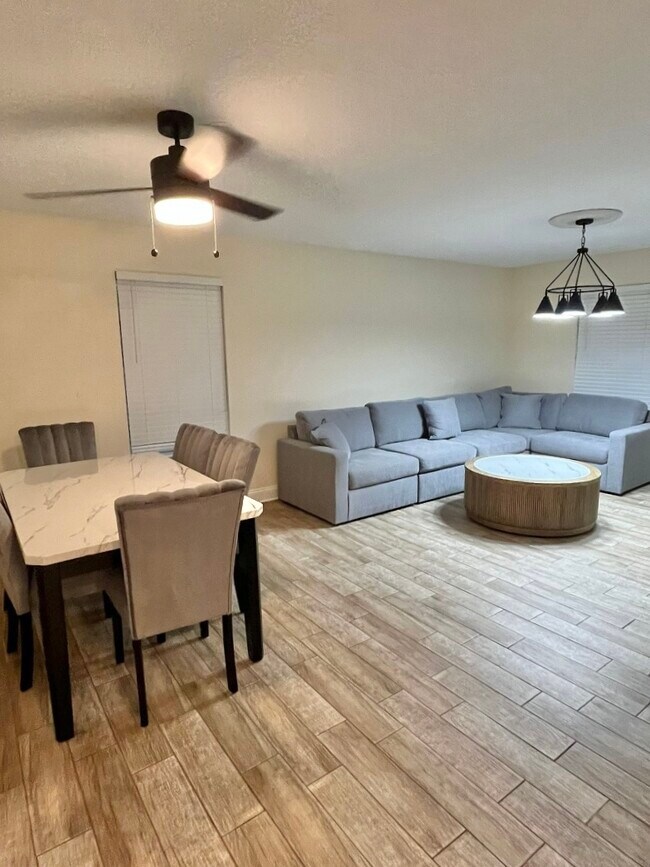 Foto del edificio - 10621 Oak Crest Dr