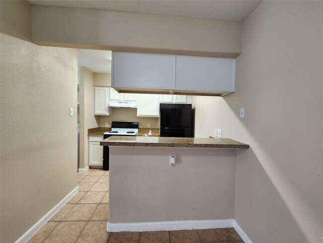 Building Photo - 17401 Red Oak Dr