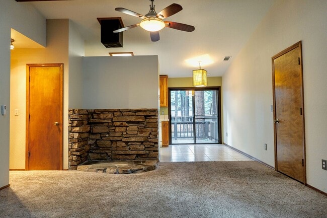 Building Photo - Centrally Located 3 Bedroom House with Fully Fenced in Backyard- Pet Friendly!