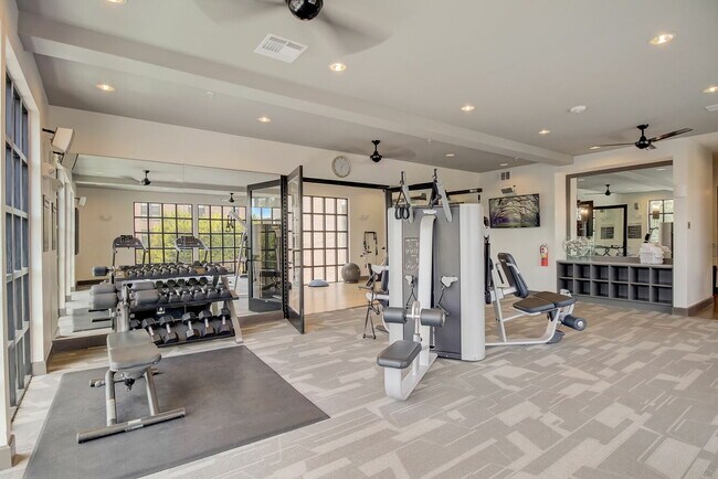 Foto del edificio - Spacious 3-Bedroom Apartment with Walk-In ...