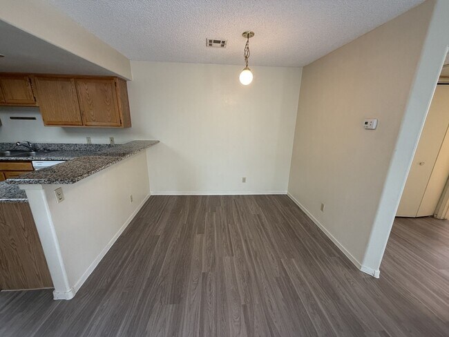 Foto del edificio - BEAUTIFUL CORNER UNIT CONDO!