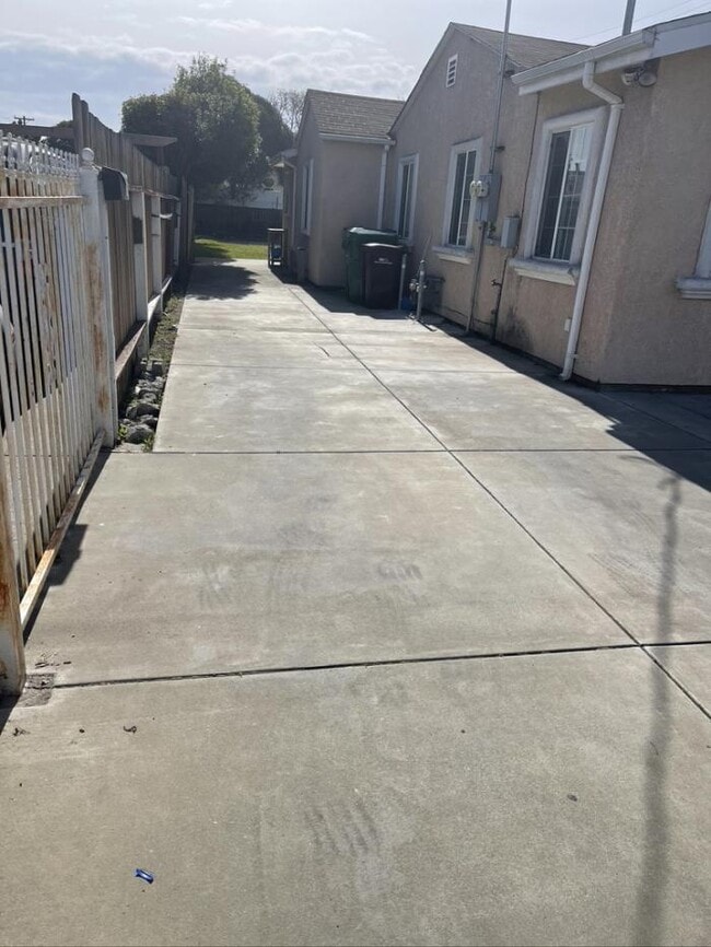 Building Photo - 3 bedroom in San Leandro CA 94578
