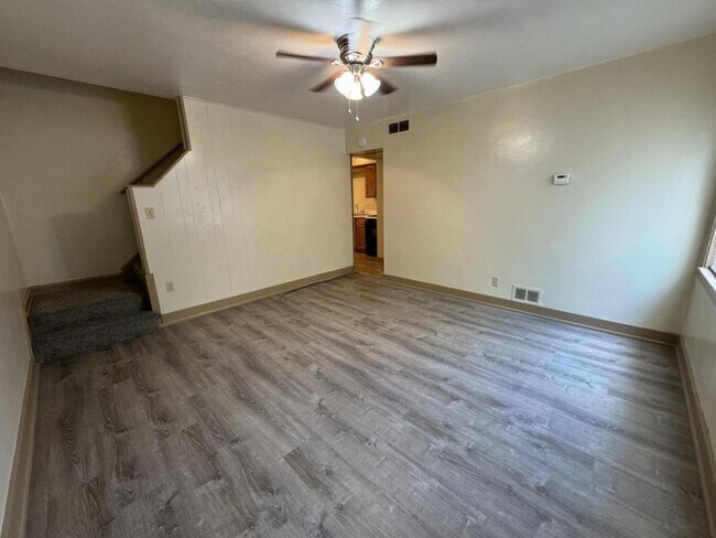 Building Photo - 271 Oak Dr