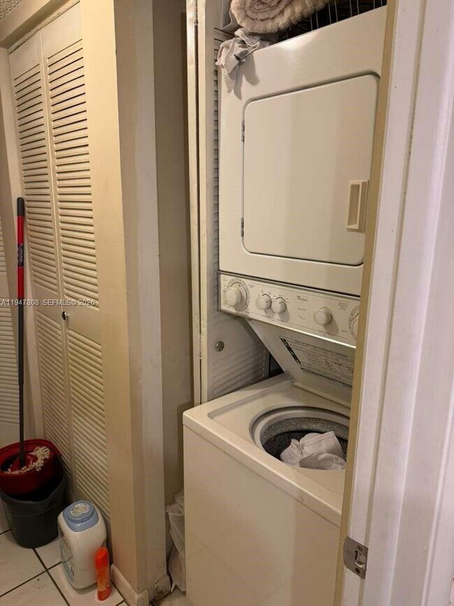 Foto del edificio - 6031 Shaker Wood Cir