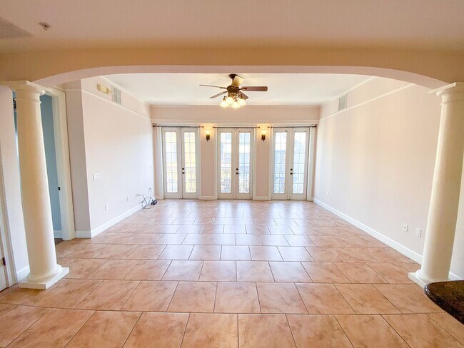 Building Photo - Jackson Square #346