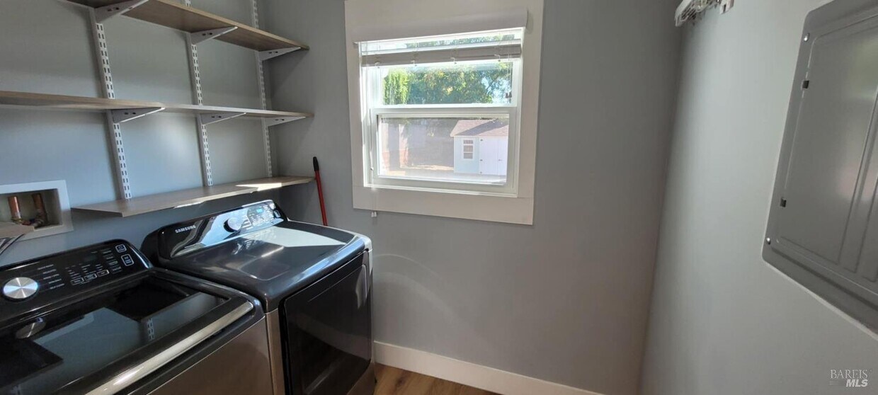 Foto principal - 280 W J St