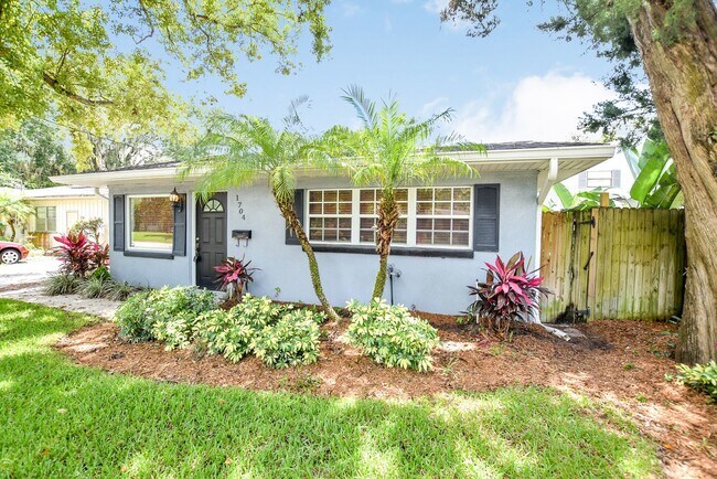 Foto del edificio - Charming 4/2 Colonial Town North Home with Oversized Fenced Yard