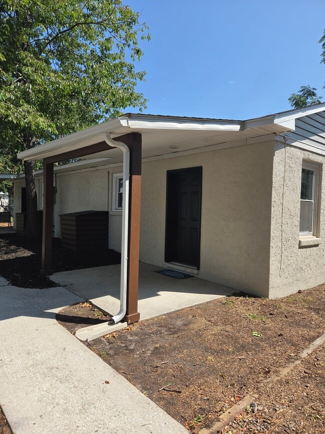 Building Photo - 914 5th Ave S