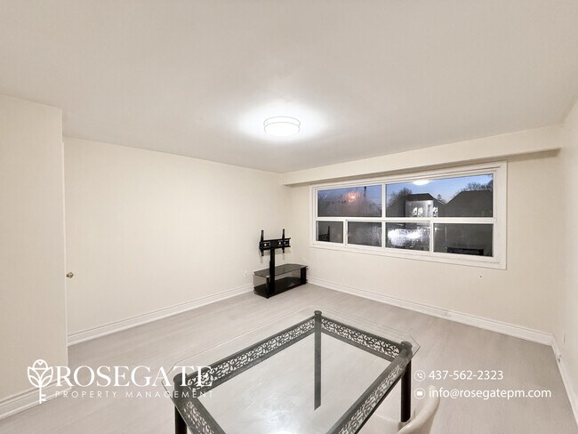 Photo du bâtiment - Spacious 2-Bedroom Main Level Apartment with In-Unit Laundry & Parking – Scarborough
