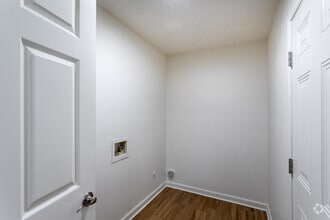Laundry Room - Harbour Lake Apartments
