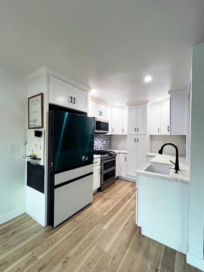 Foto del edificio - 785 W 19th St