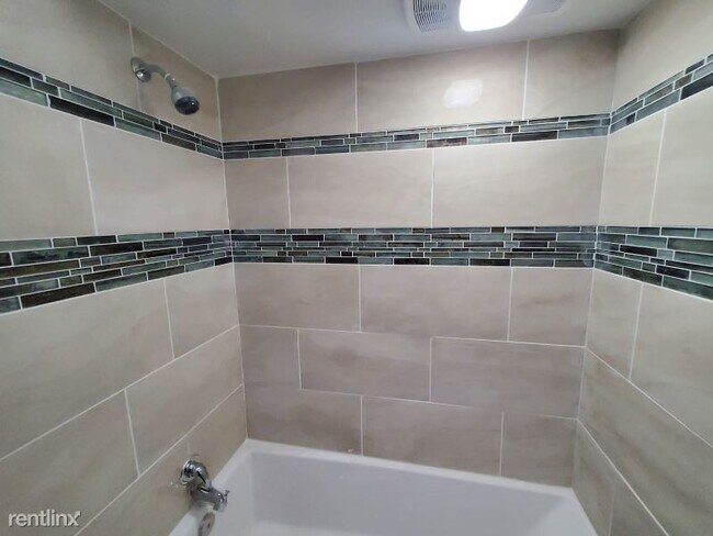 Building Photo - 3 br, 1 bath Townhome - 7507 Lawnview Ave