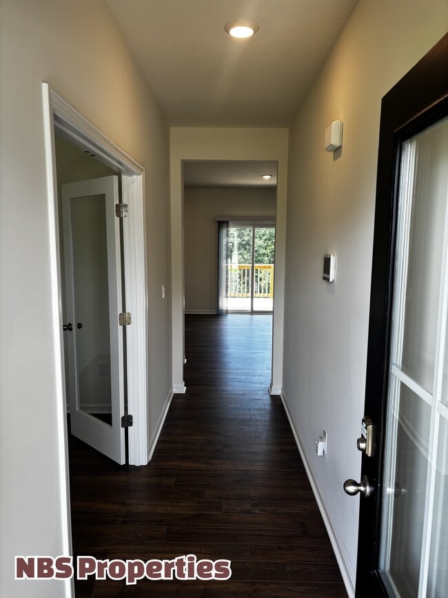 Building Photo - 935 Utopia Ln