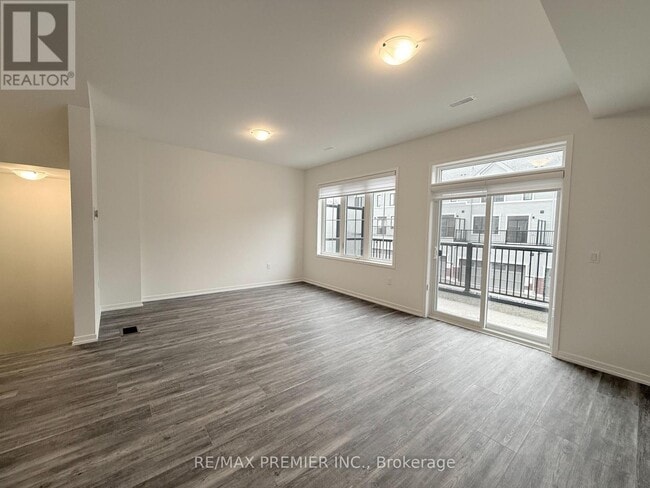 Building Photo - 10 Kingbird Cmn