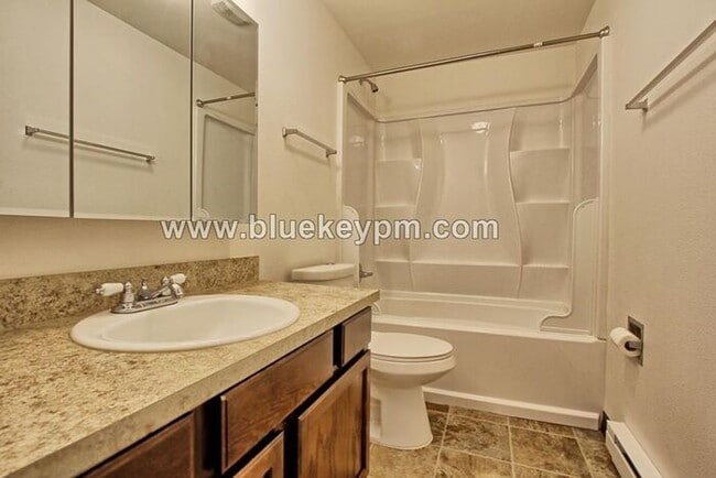 Building Photo - 2 Bed, 1 Bath Unit #12 at Pine Grove Apts for $1395 Per Month on St. Johns Road