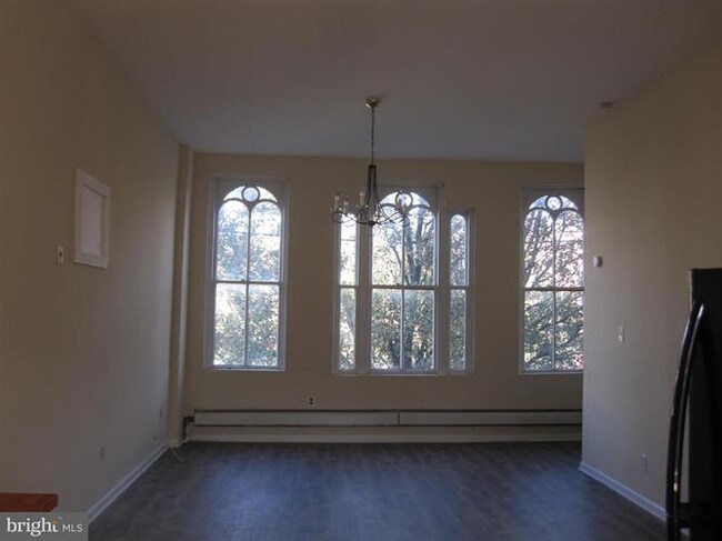 Building Photo - 16 E Broad St