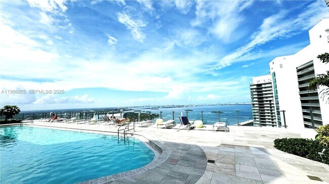 Foto del edificio - 501 NE 31st St