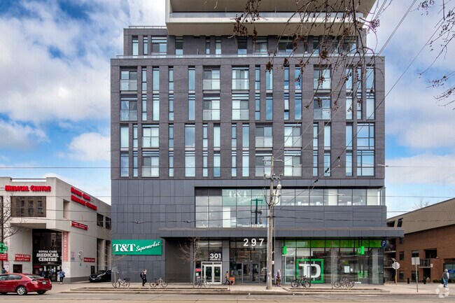 Photo du bâtiment - The College Condiminium At Spadina
