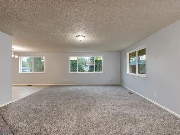 Foto del edificio - "Charming 3-Bedroom Scappoose Retreat with Cozy Fireplace & 2002 Sq Ft of Comfort!"