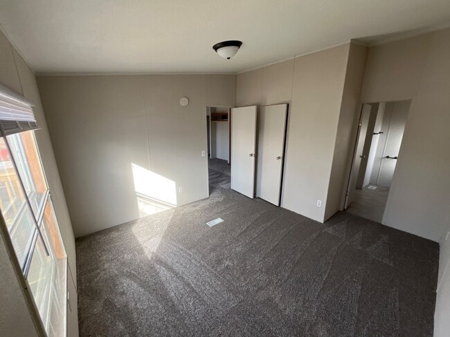 Building Photo - 210 N Walnut St