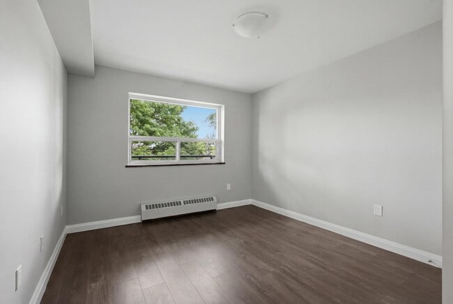 Building Photo - 483 Linwell Road