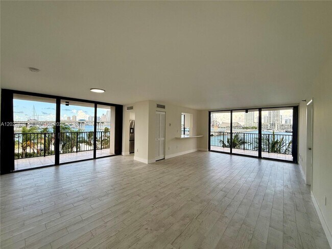 Foto del edificio - 801 N Venetian Dr