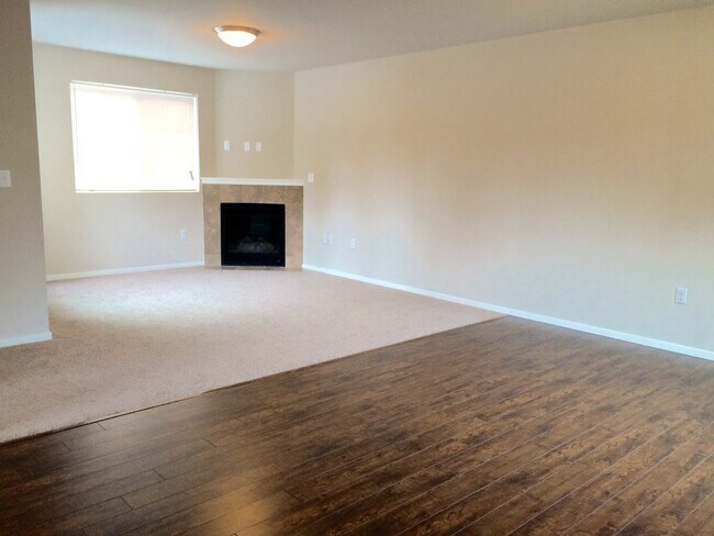 Foto del edificio - Unique 3 Story End Unit Townhouse