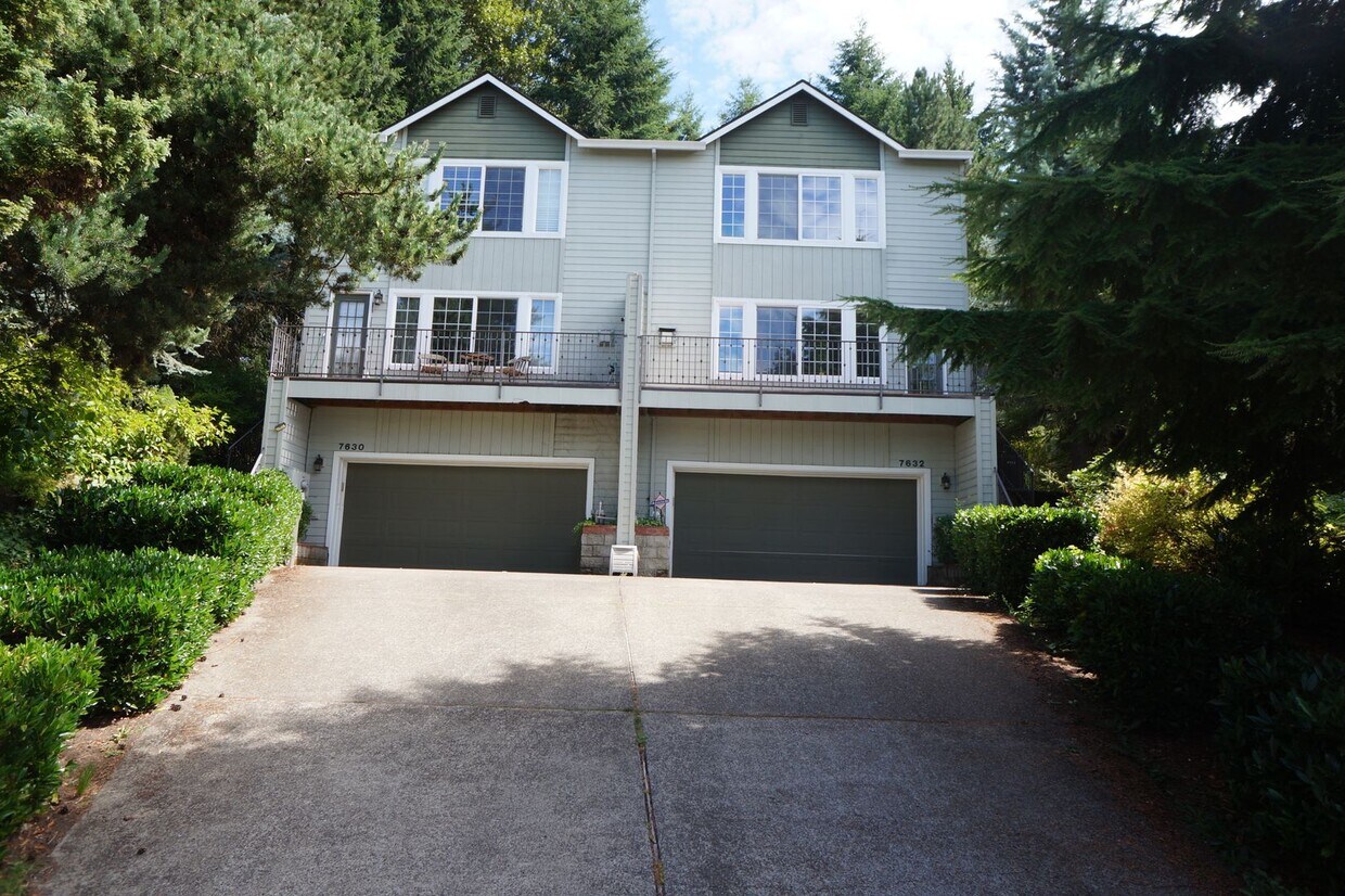 Primary Photo - SE Jewel! Spacious living!