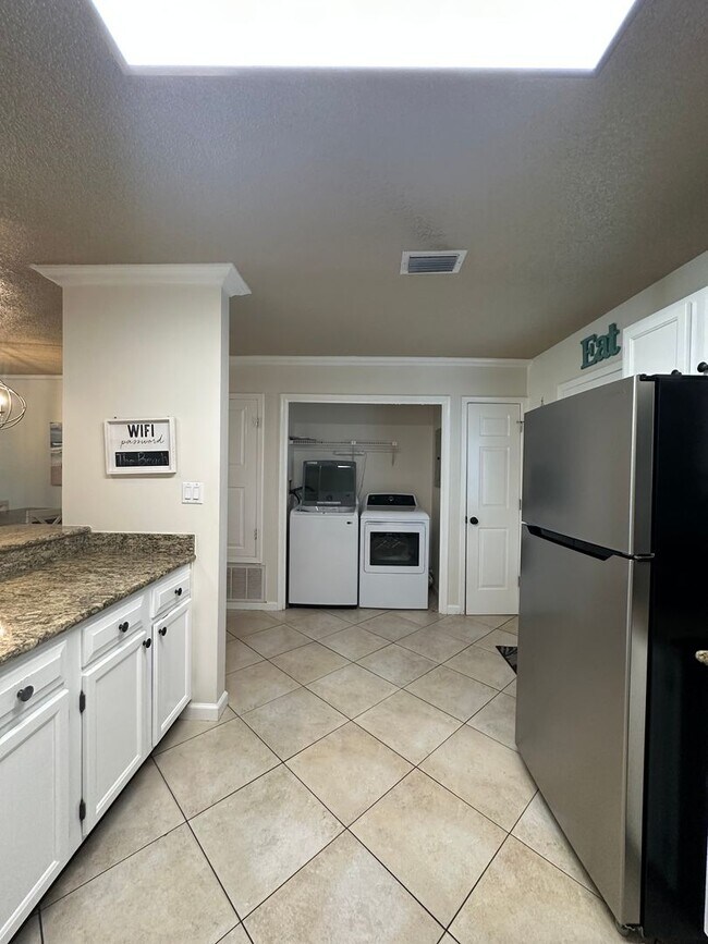 Foto del edificio - Furnished Townhome within walking distance...