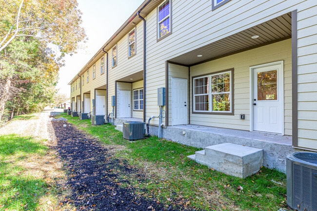 Building Photo - 728 Forrest Park Dr