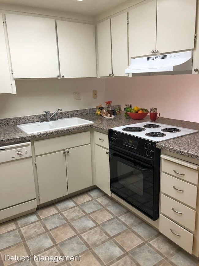 Building Photo - 946 Tamarack Ln