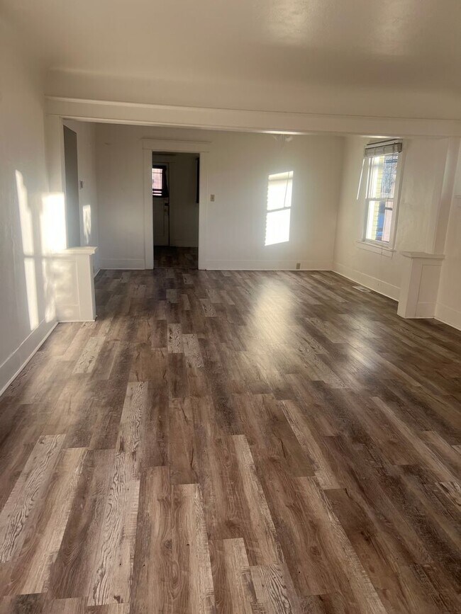 Building Photo - Charming 2 bed 1 bath close to UNR