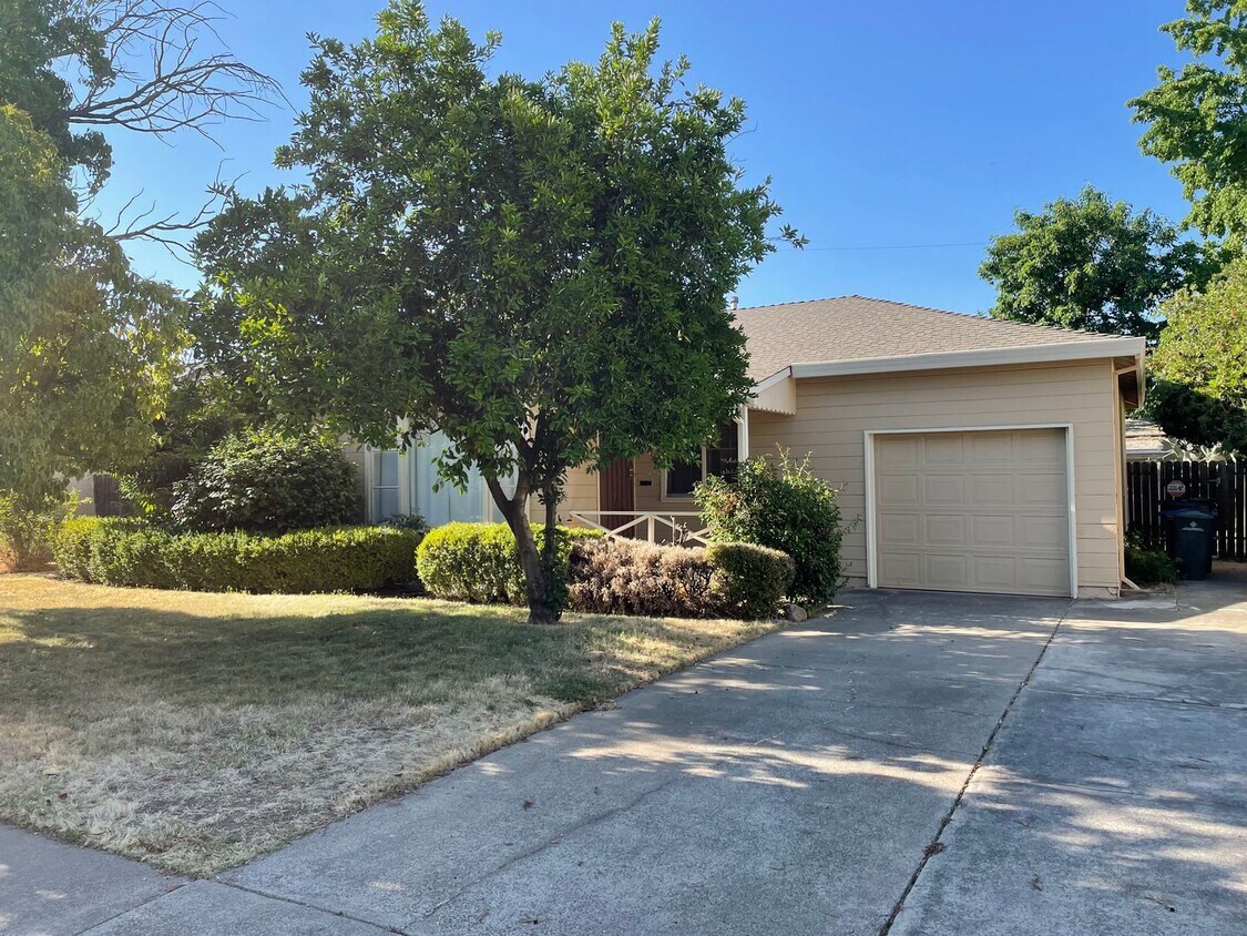 Foto principal - Charming 3-Bedroom, 1-Bathroom Home for Re...