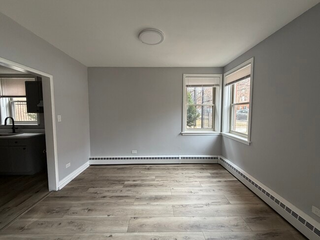 Building Photo - 2417 W Farragut Ave