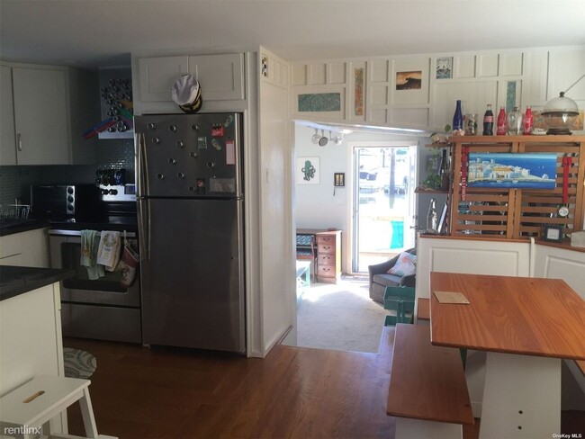 Building Photo - 1 br, 1 bath House - 10A Matinicock Ave