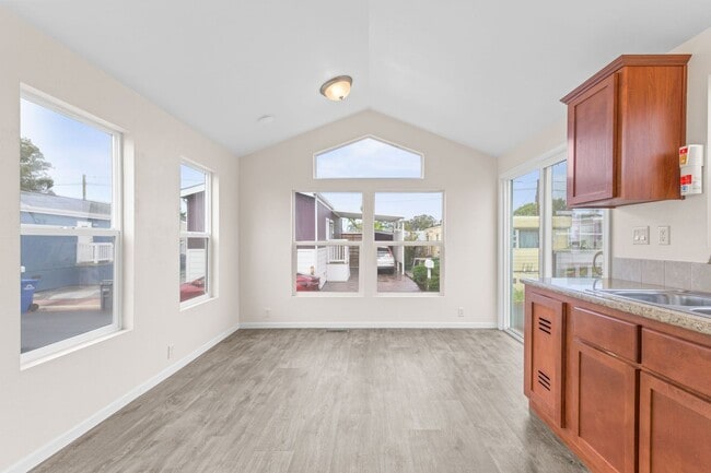Building Photo - 1 Bed + 1 Bath HOME IN THE PLEASURE POINT ...