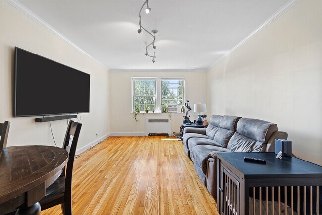 Building Photo - 1496 Beacon St