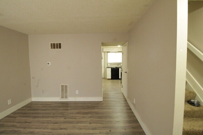Foto del edificio - 218-222 Hinkle Avenue