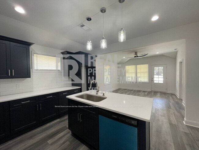 Building Photo - 2349 Berthadale Ave